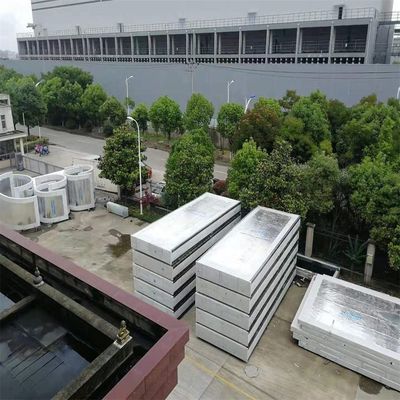 透明なプレキシグラスの水泳池