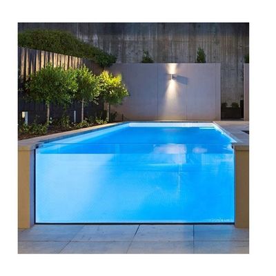 透明なプレキシグラスの水泳池