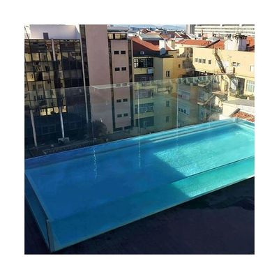 4 面透明パネルとアクリル素材の屋外地下ビルプール
