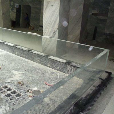 4 面透明パネルとアクリル素材の屋外地下ビルプール